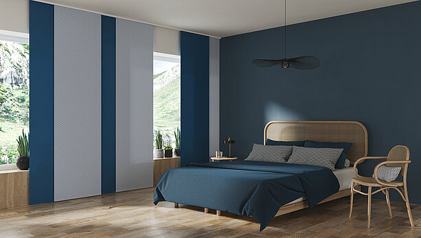Flächenvorhang in blau und weiss im Schlafzimmer