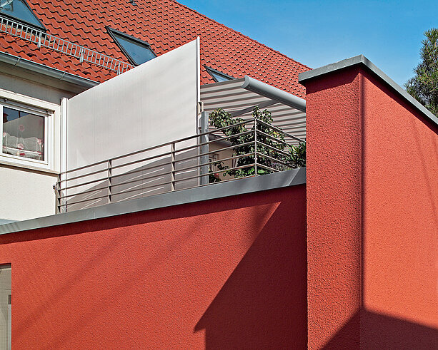 Sichtschutz auf dem Balkon durch helle Seitenmarkise am Haus