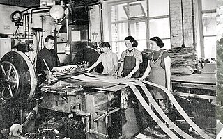 Einblick in die historische Vorhangschienenfertigung.