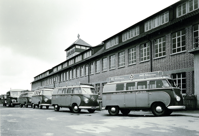 Schwarz-weiss Foto MHZ Werk mit VW-Bussen.
