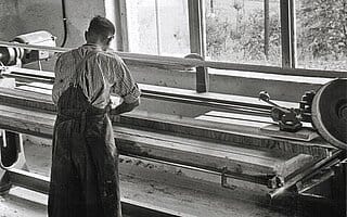 Einblick in die historische Vorhangschienenfertigung.