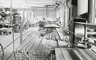 Einblick in die historische Vorhangschienenfertigung.