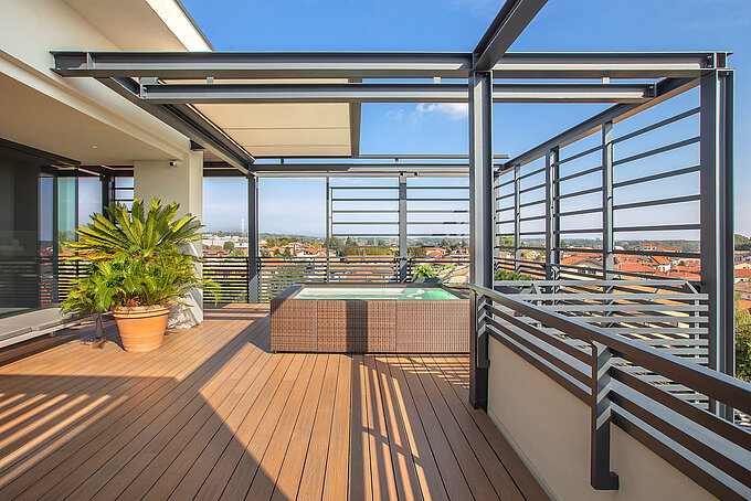 Pergolaueberdachung einer Terrasse halb ausgefahren