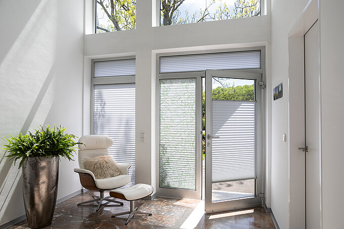 MHZ Plissee Green Stories Green Stories Plissees Primo und Zen im Eingangsbereich an Fenster und Tür