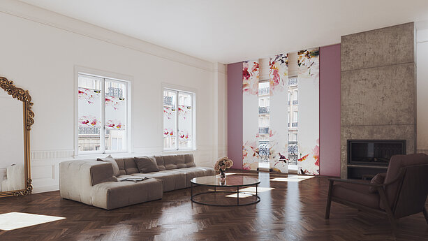 Wohnzimmer mit Flächenvorhang und Plissees im Dessin BLOSSOM in pink.