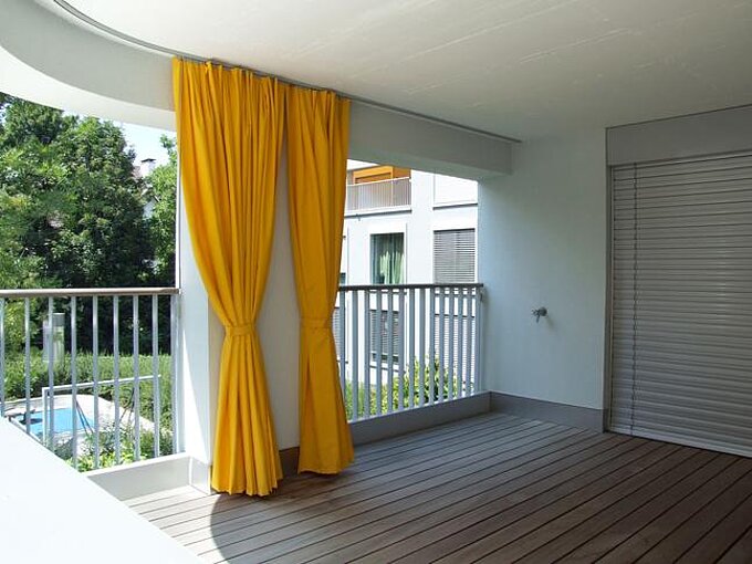 Gelber Balkonvorhang als Sichtschutz