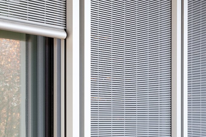 Nahaufnahme eines MHZ Metallbehangs S_enro mit feinen horizontalen Lamellen und sichtbarem oberen Rollkasten.