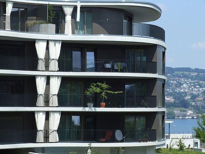 Weisser Vorhang für Aussen auf dem Balkon