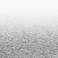 Nahaufnahme einer silberfarbenen Jalousie-Lamelle mit glänzender, gebürsteter Struktur