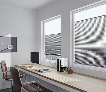 Modernes Büro mit zwei Fenstern und halb geöffneten Aluminiumjalousien zur Lichtregulierung