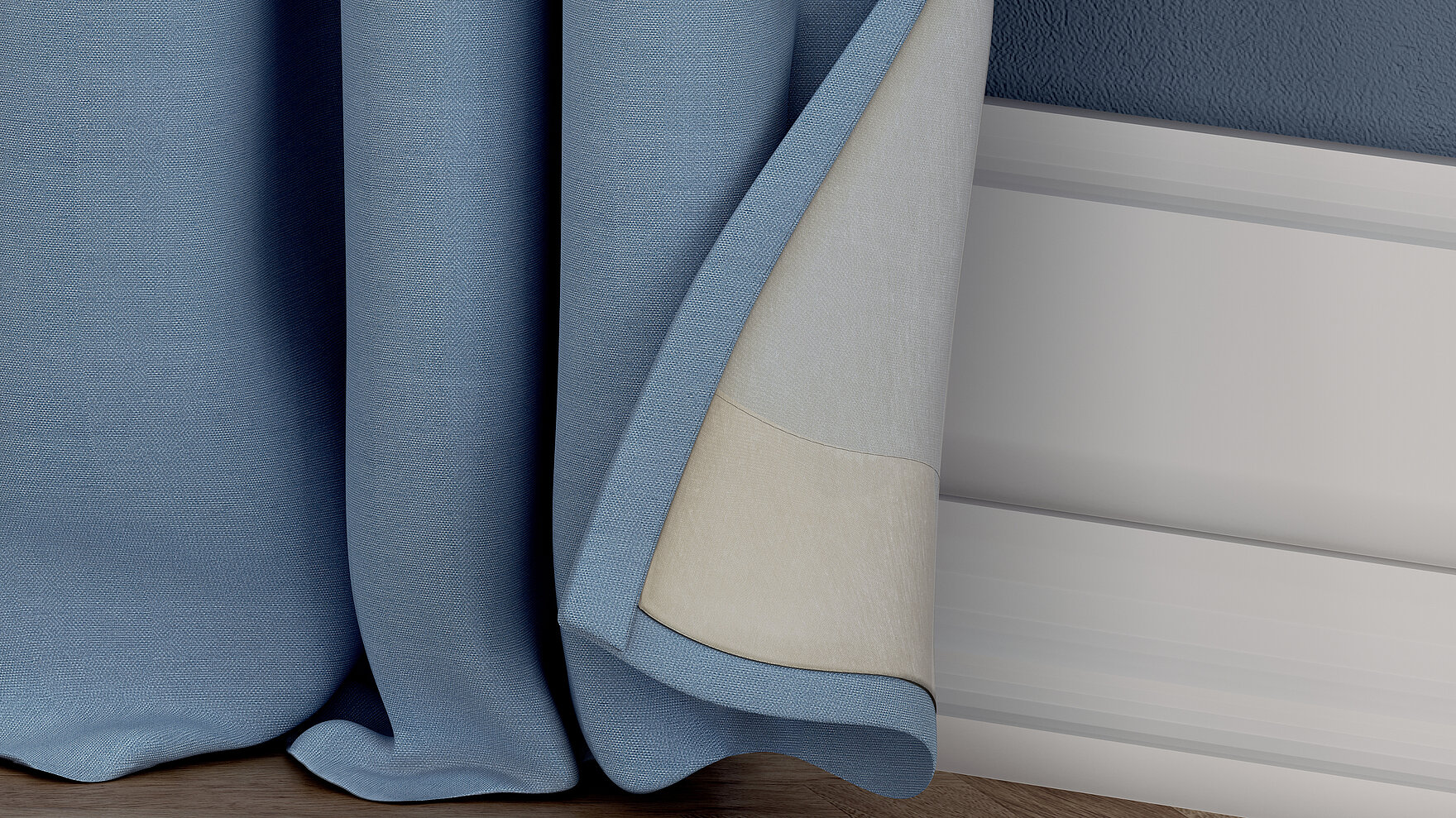 Hellblauer MHZ-Vorhang in Nahaufnahme mit sichtbarer Rückseite und weisser Sockelleiste im Hintergrund.