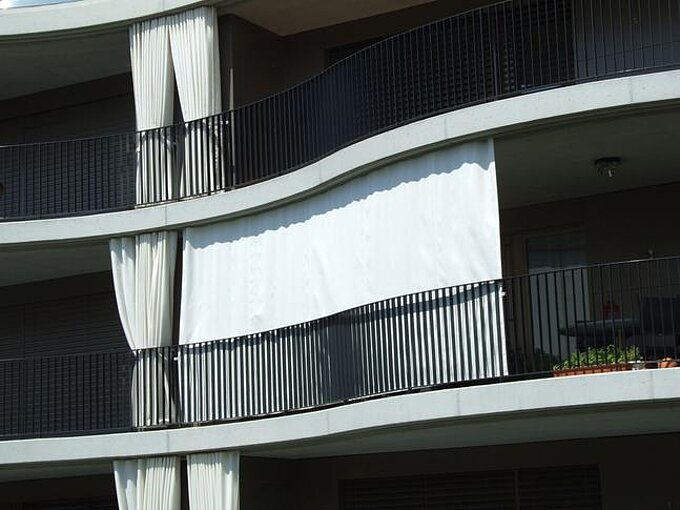 Weisser Balkonvorhang als Sichtschutz