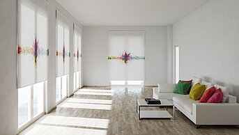 Wohnzimmer mit farbig bedruckten Wabenplissees an grossen Fenstern und heller Einrichtung