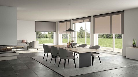 Esszimmer mit grossen Fensterflächen und blickdichten Rollos in Beige, moderne Einrichtung mit Naturblick