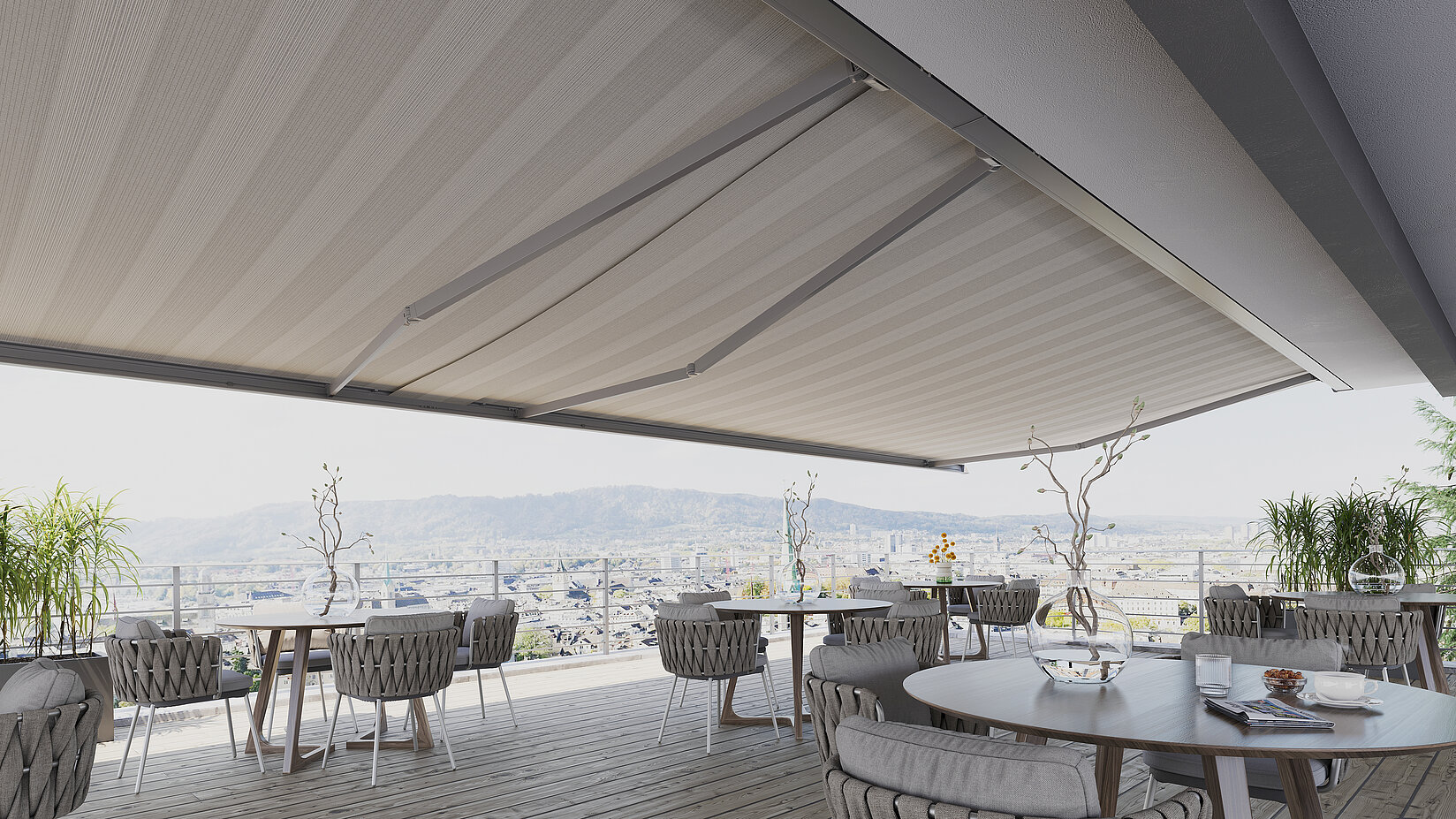 [Translate to Französisch - CH:] gestreifte Terrassenmarkise mit mehreren Tischgruppen