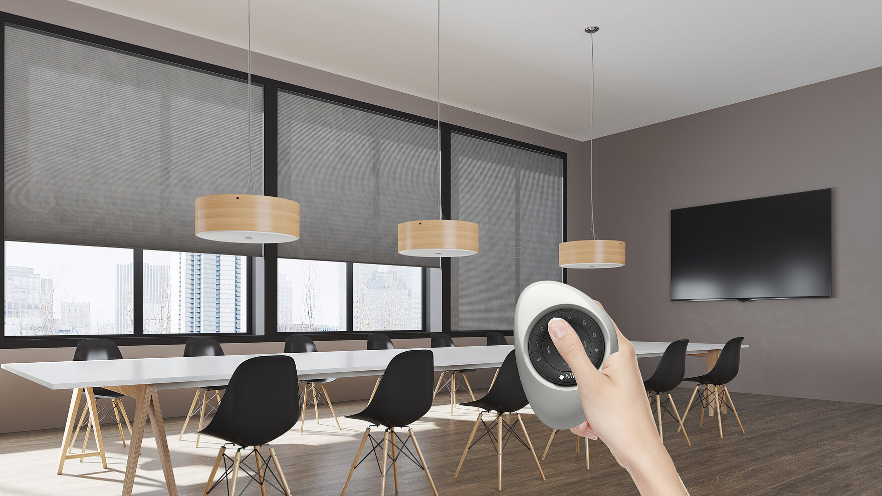 Konferenzraum mit elektrisch gesteuerten Wabenplissees in dunklem Grau, gesteuert per Fernbedienung.