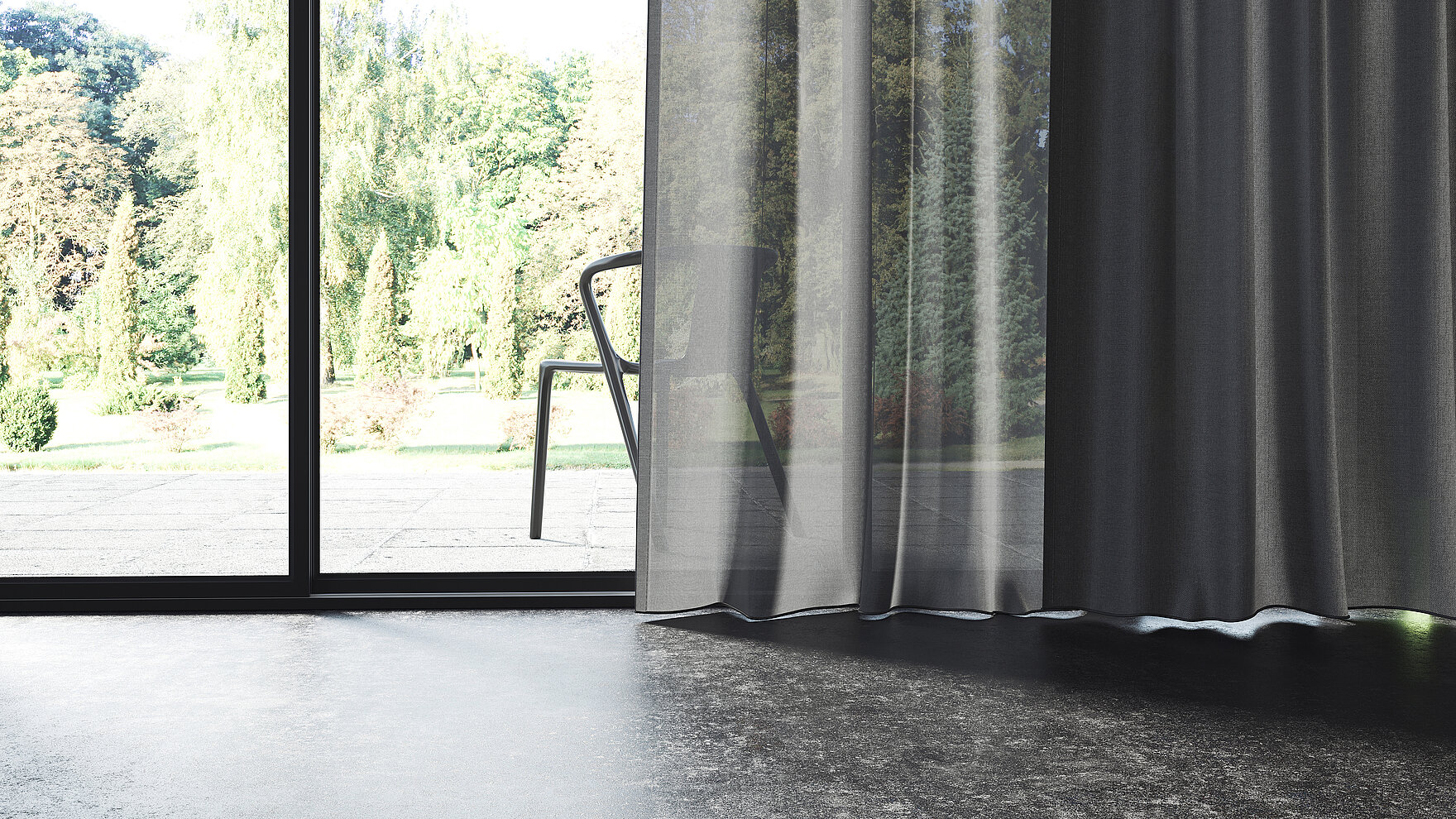 Nahaufnahme eines weissen MHZ-Stores und eines grauen Vorhangs vor einem grossen Fenster mit Blick ins Grüne.