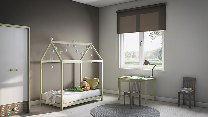Kinderzimmer mit brauner Rollgardine und pastellfarbenem Möbelset