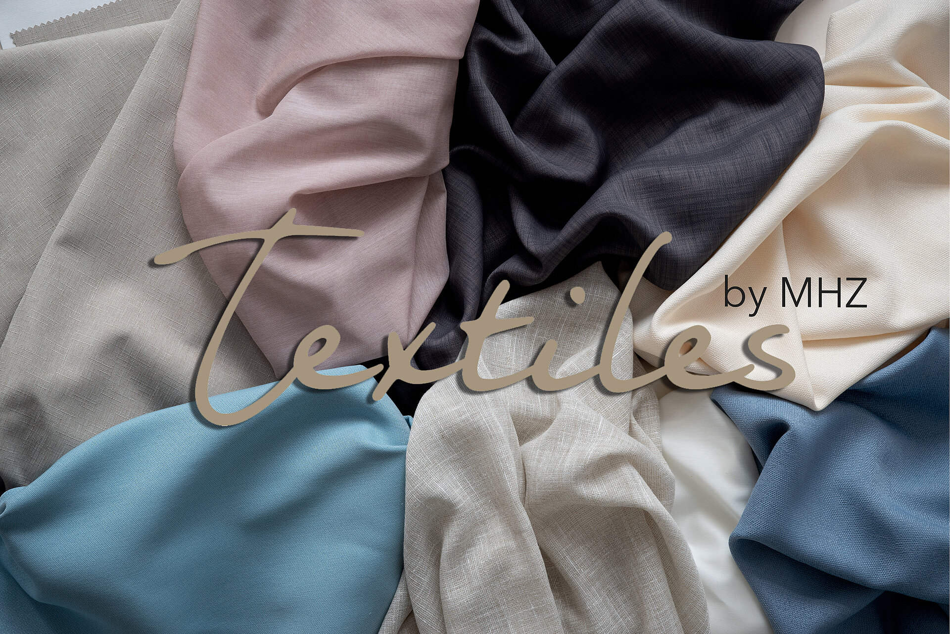 Hochwertige Stoffe in verschiedenen Farben, darunter Beige, Rosa, Schwarz, Creme, Blau und Grau, kunstvoll drapiert mit dem Schriftzug „Textiles by MHZ“.