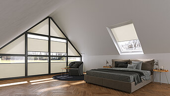 Schlafzimmer mit Wabenplissees an dreieckigen Giebelfenstern und einem Dachfenster zur Verbesserung der Energieeffizienz