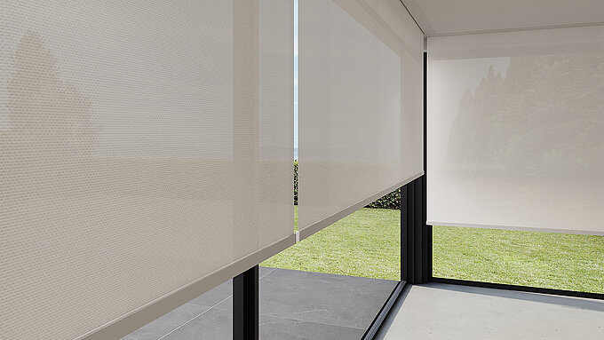 Detailansicht halbtransparenter Rollos mit feinem Gewebe vor grossen Glasflächen mit Ausblick ins Grüne