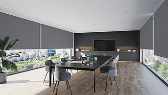 Moderner Konferenzraum mit MHZ-Rollos an bodentiefen Fenstern und Ausblick auf eine Stadt.