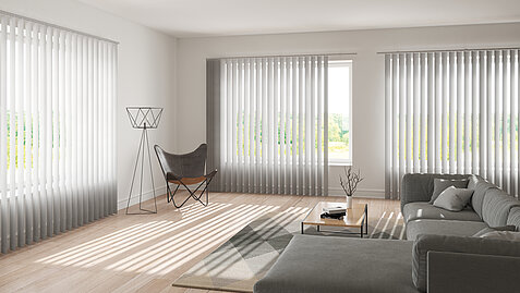 Wohnzimmer mit grauem Sofa, moderner Stehlampe und grauen Lamellenvorhängen an drei grossen Fenstern