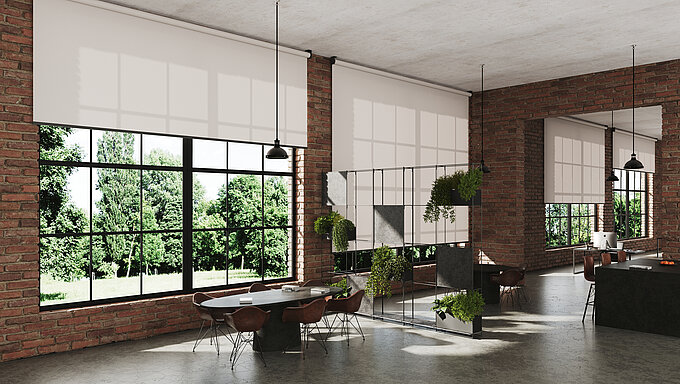 Industrial Loft mit grossen Sprossenfenstern und cremefarbenen Rollos als Sonnenschutz 